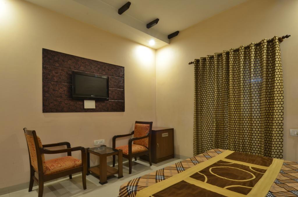 Sarovar Regency Hotel Amritsar Exterior photo