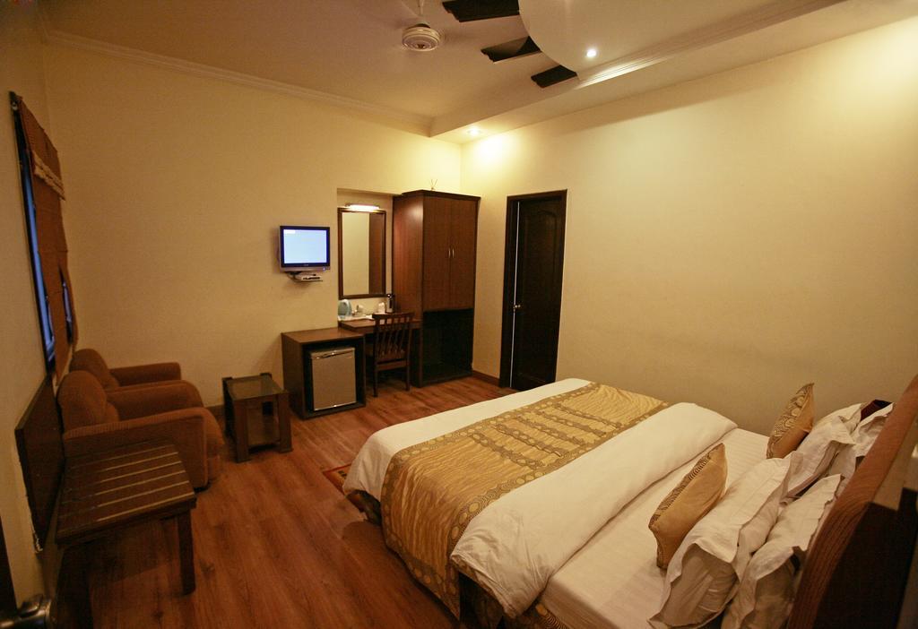 Sarovar Regency Hotel Amritsar Room photo